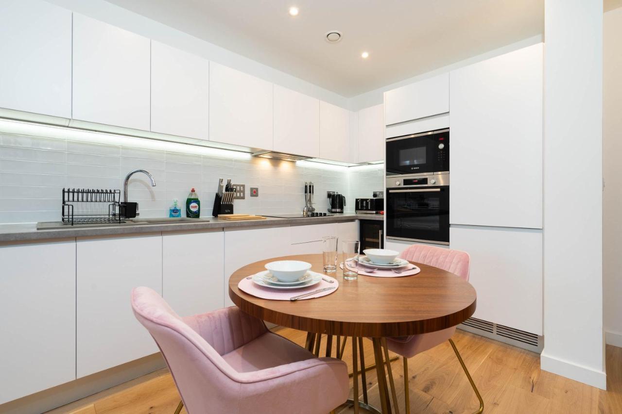 Maevela Apartments ☆ Pink Luxury Apartment With Balcony - Birmingham City Centre - 5 Min Walk From Bullring, Cube, Mailbox, New Street Station - Free Netflix & Wifi Esterno foto