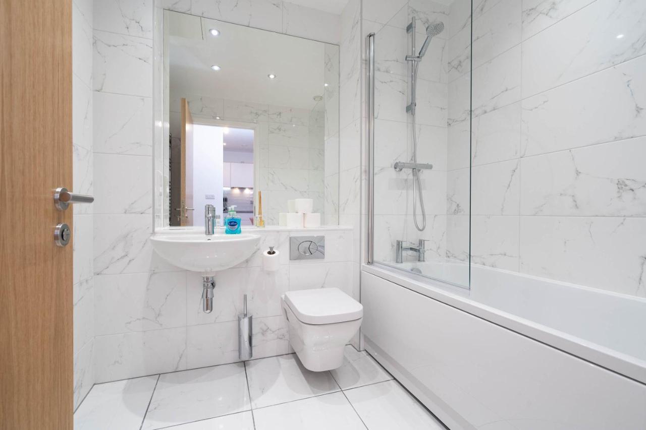 Maevela Apartments ☆ Pink Luxury Apartment With Balcony - Birmingham City Centre - 5 Min Walk From Bullring, Cube, Mailbox, New Street Station - Free Netflix & Wifi Esterno foto