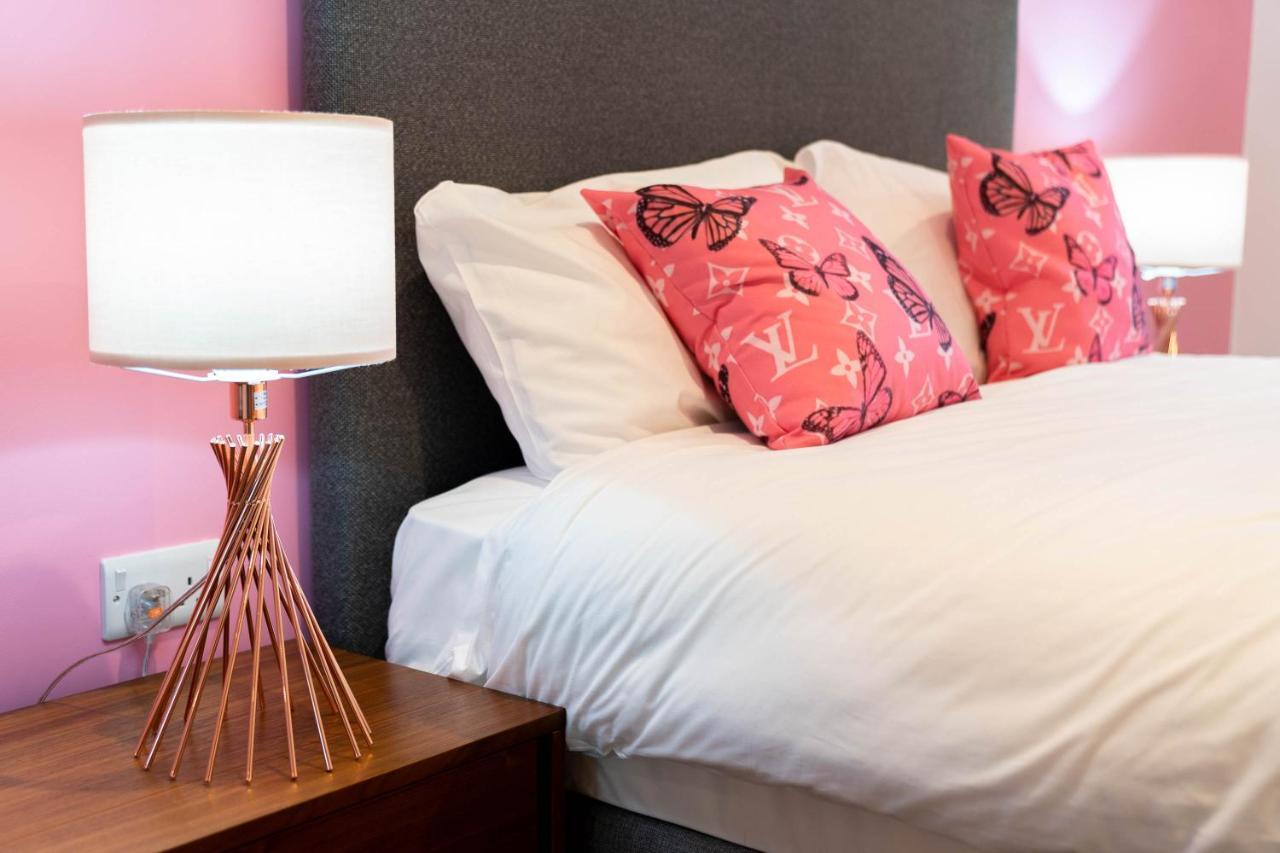 Maevela Apartments ☆ Pink Luxury Apartment With Balcony - Birmingham City Centre - 5 Min Walk From Bullring, Cube, Mailbox, New Street Station - Free Netflix & Wifi Esterno foto