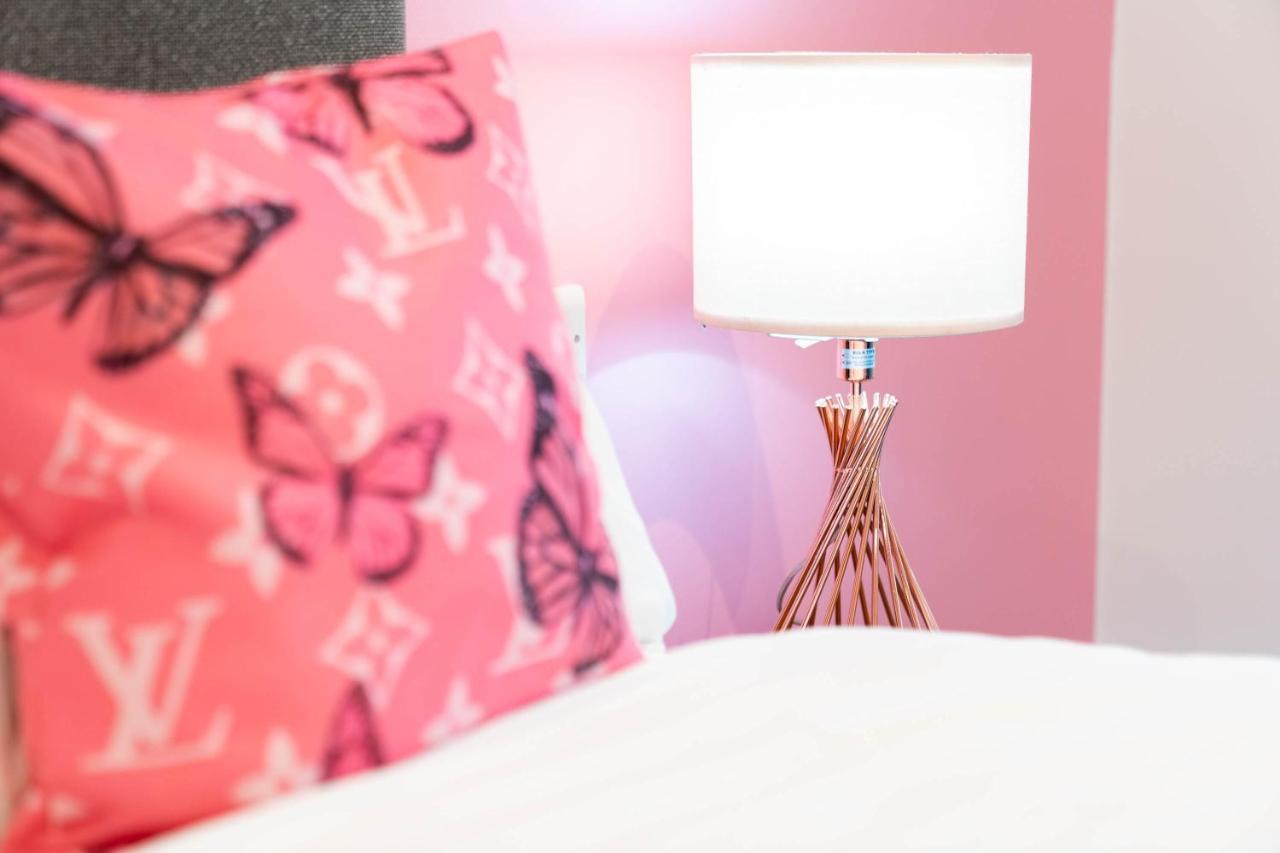 Maevela Apartments ☆ Pink Luxury Apartment With Balcony - Birmingham City Centre - 5 Min Walk From Bullring, Cube, Mailbox, New Street Station - Free Netflix & Wifi Esterno foto