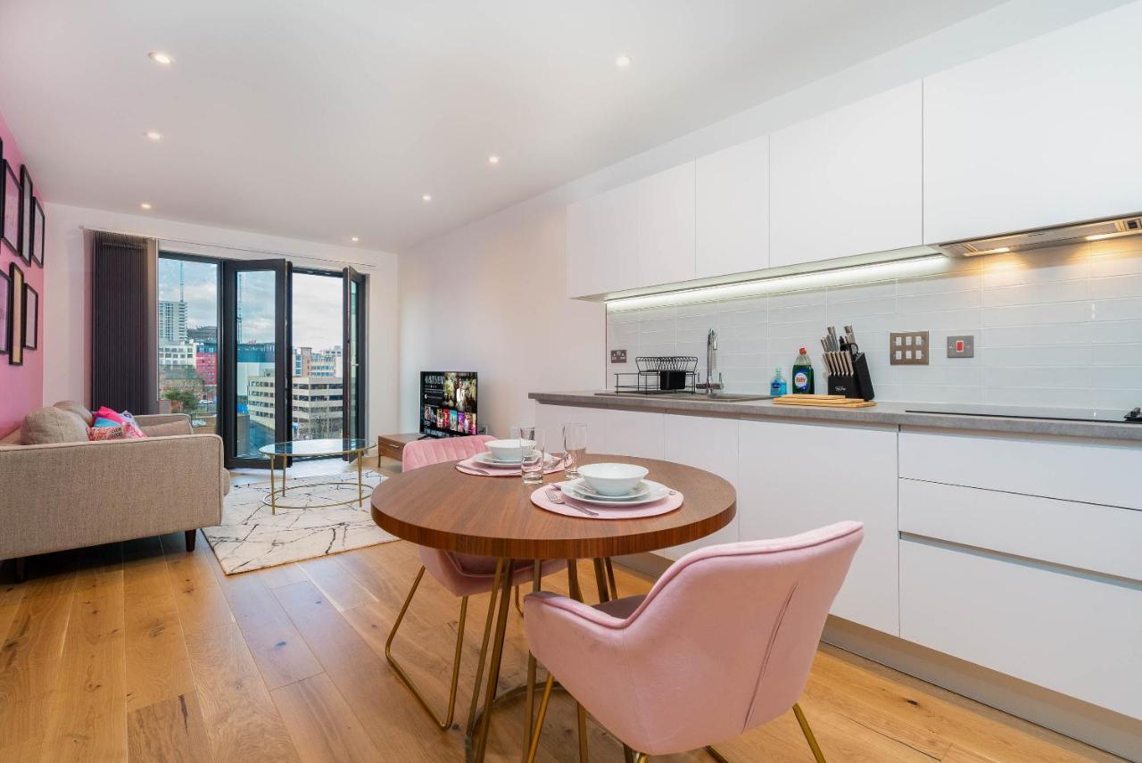 Maevela Apartments ☆ Pink Luxury Apartment With Balcony - Birmingham City Centre - 5 Min Walk From Bullring, Cube, Mailbox, New Street Station - Free Netflix & Wifi Esterno foto