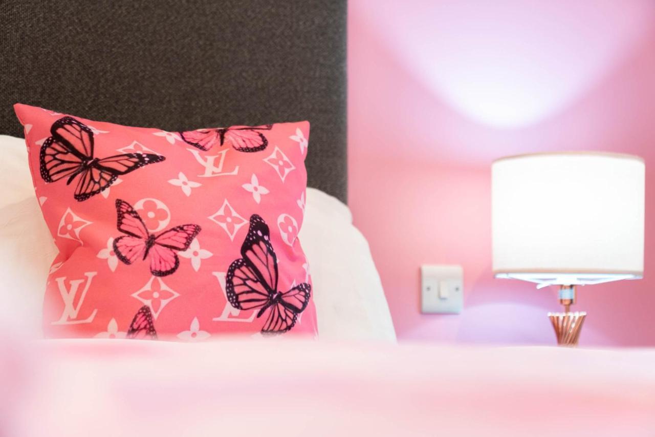 Maevela Apartments ☆ Pink Luxury Apartment With Balcony - Birmingham City Centre - 5 Min Walk From Bullring, Cube, Mailbox, New Street Station - Free Netflix & Wifi Esterno foto