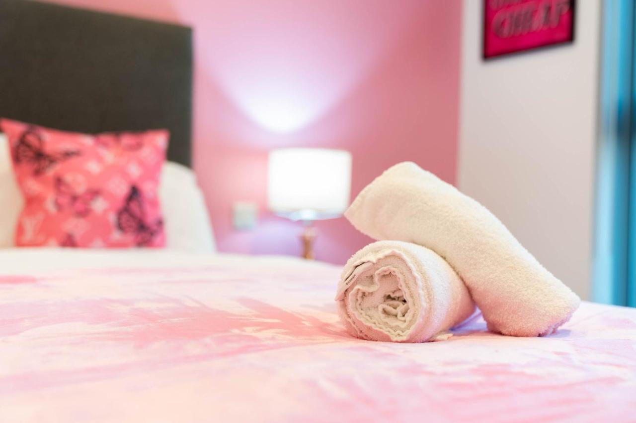 Maevela Apartments ☆ Pink Luxury Apartment With Balcony - Birmingham City Centre - 5 Min Walk From Bullring, Cube, Mailbox, New Street Station - Free Netflix & Wifi Esterno foto